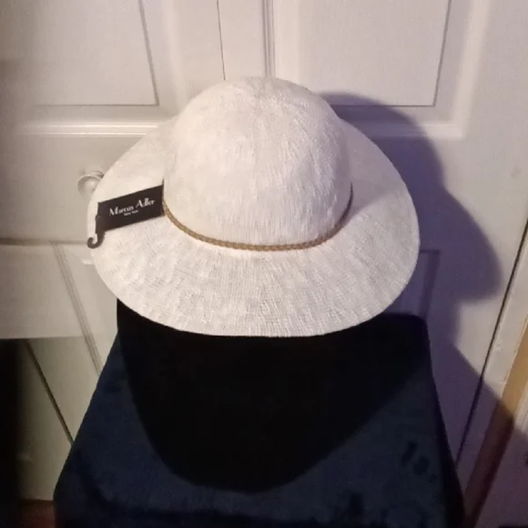 Elegant White Sun Hat with Braided Band - Picture 4 of 4